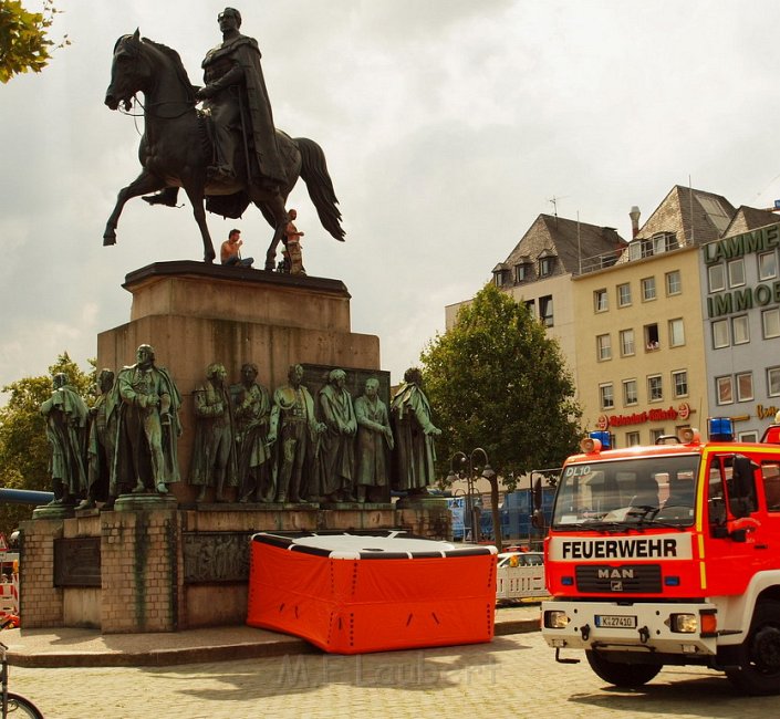 2 Denkmalkletterer hielten Feuerwehr und Polizei in Trapp Koeln Heumarkt P040.JPG